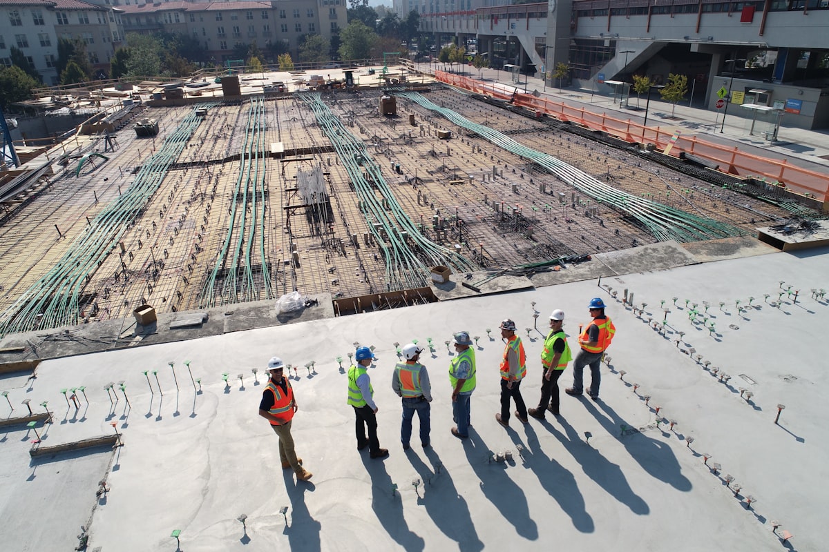 Equipe de engenharia acompanhando obra