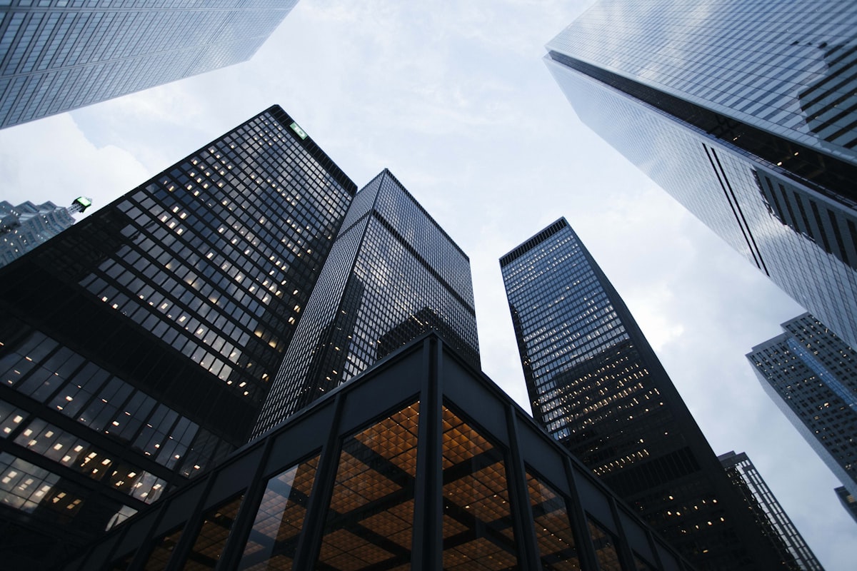 Prédios corporativos modernos