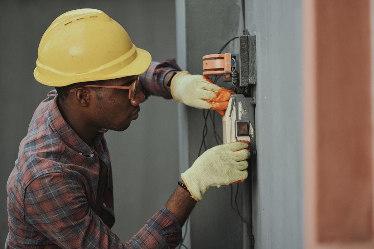 Técnico realizando instalação elétrica
